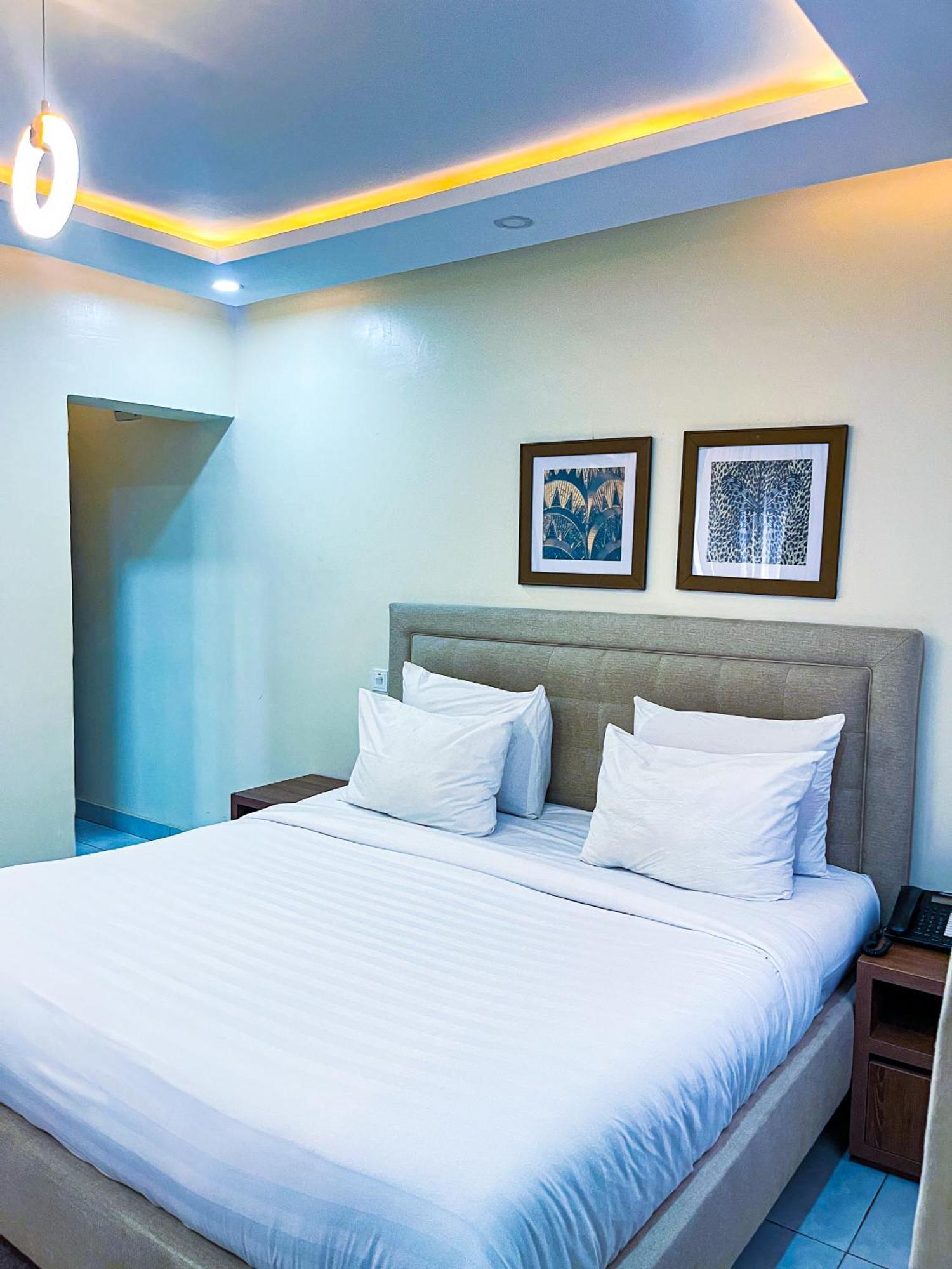 Plush Hotel,Abuja Kültér fotó