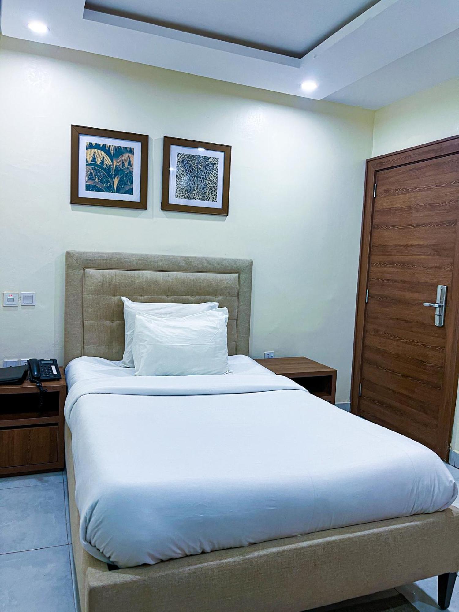 Plush Hotel,Abuja Kültér fotó